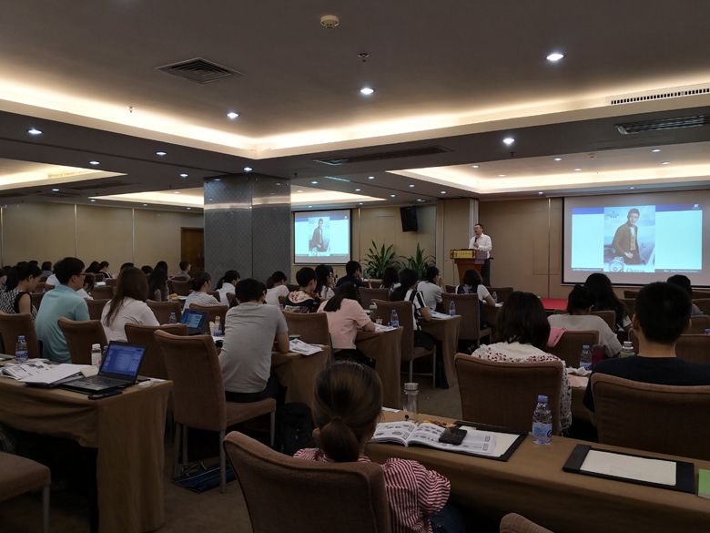 劉祖軻為中國(guó)郵儲(chǔ)系統(tǒng)精英進(jìn)行客戶營(yíng)銷培訓(xùn)2 劉祖軻為中國(guó)郵儲(chǔ)系統(tǒng)精英進(jìn)行客戶營(yíng)銷培訓(xùn)2