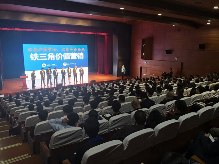 現場運城制版與會人員做筆記