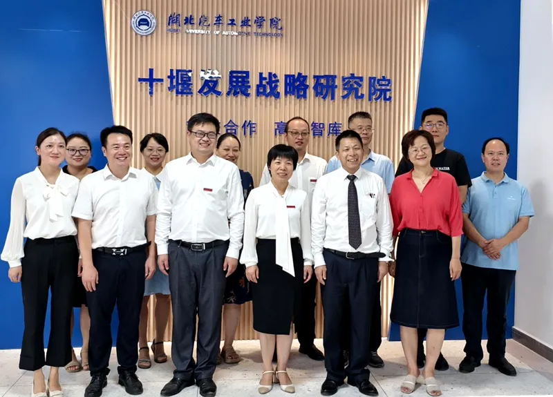 南方略咨詢董事長被湖北汽車工業(yè)學院受聘為客座教授2