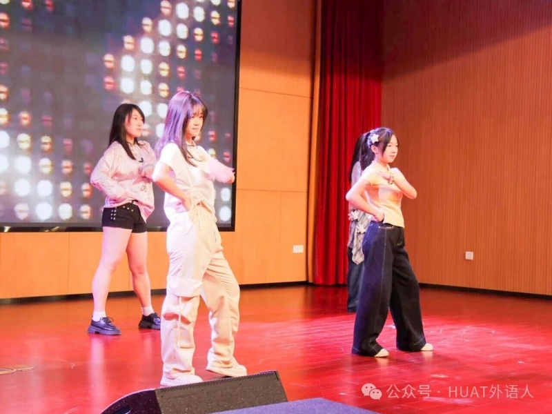 湖北汽車工業學院“南方略杯”第二屆英語演講比賽決賽圓滿落幕2 湖北汽車工業學院“南方略杯”第二屆英語演講比賽決賽圓滿落幕2